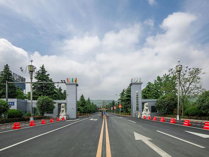 河鋼集團舞陽鋼鐵公司是我國寬厚鋼板生產科研基地。擁有4100mm+4100mm和4200mm+4300mm兩條技術先進的雙機架寬厚鋼板生產線,配套有國內寬厚板行業優勢明顯的鋼錠模鑄線及鋼板熱處理設施,具有雄厚的研發制造實力。具有年產鋼500萬噸、寬厚鋼板360萬噸、銷售收入200億元的綜合實力。 河鋼集團舞陽鋼鐵公司是我國寬厚鋼板生產科研基地。擁有4100mm+4100mm和4200mm+4300mm兩條技術先進的雙機架寬厚鋼板生產線,配套有國內寬厚板行業優勢明顯的鋼錠模鑄線及鋼板熱處理設施,具有雄厚的研發制造實力。具有年產鋼500萬噸、寬厚鋼板360萬噸、銷售收入200億元的綜合實力。