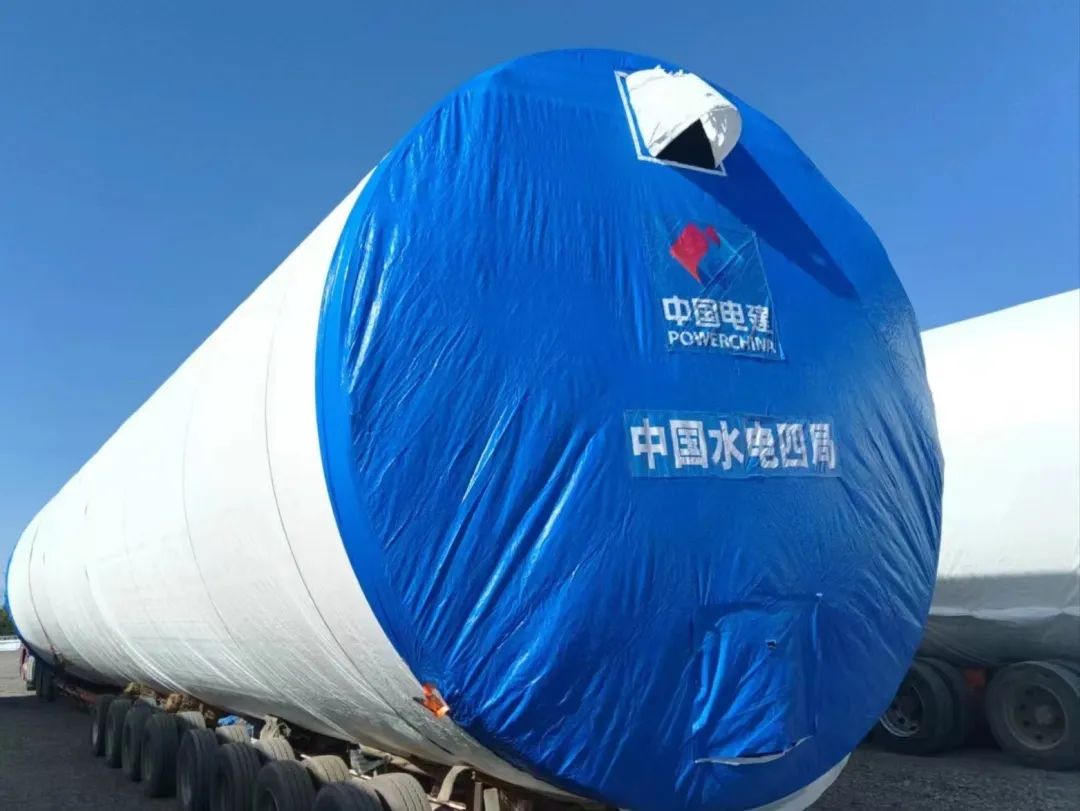 河鋼集團舞鋼生產的一批高端風電項目用鋼板如期發往客戶，將用于新彊吐魯番市重點能源項目——廣東能源托克遜縣100萬千瓦風電項目的風電塔筒制造。目前，舞鋼已累計向該項目供應高端風電項目用鋼板近2萬噸。 在供貨過程中，舞鋼強化項目跟蹤和技術營銷，針對該項目設計和建設所需，為用戶設計從生產到供貨以及后期服務的一攬子解決方案。在生產過程中，舞鋼根據客戶所需，不斷推動工藝和流程優化，先后攻克冶煉和軋制環節的多個難題，滿足了客戶對鋼板表面質量的特殊需求，并保證了按期高質量交付。 廣東能源托克遜縣100萬千瓦風電項目（一期50萬千瓦）位于新疆維吾爾自治區吐魯番市托克遜縣，屬于小草湖風區。風電場距離托克遜縣僅14公里，距烏魯木齊市約130公里。海拔集中在45至125米，場地開闊，地形較平坦，地勢東南部低、西北部高。本工程擬安裝50臺風力發電機組，機組塔高126.1米，總工程量約26000噸，是新疆首個直徑超過6米的單機容量達10兆瓦的非分片式風電塔筒。  此項目為新建工程，地處新疆傳統九大風區之一的吐魯番西部風區核心位置，擁有得天獨厚的自然資源，與吐魯番市、烏魯木齊兩大用電負荷中心接壤，具備天然的負荷消納優勢。項目投產后，年上網電量約23億千瓦時，可節約標準煤約70萬噸，每年可減少二氧化碳排放233萬噸，將具有良好的經濟效益和生態效益。  百萬千瓦級風電項目的開工建設，標志著吐魯番市在打造千萬千瓦級大型清潔能源基地的征程上又邁出了跨越式的一步，將有力推動吐魯番綠色新能源產業進入發展新時期，為建設全疆經濟高質量發展示范區提供新的、強有力的支撐。