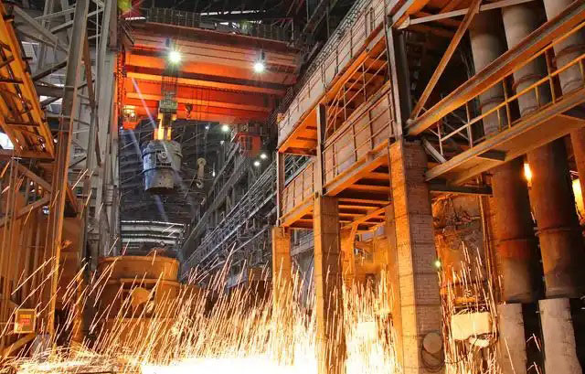 鋼鐵行業是全球工業體系中的重要支柱之一,其產品廣泛應用于基礎設施建設、機械制造、汽車工業等領域。隨著全球工業化進程的不斷深入,鋼鐵行業呈現出國際化競爭格局。在眾多鋼鐵制造企業中,有6家公司以其出色的經營業績和強大的市場地位脫穎而出,成為了世界鋼鐵制造業的領軍企業。 第一,是總部位于中國的寶鋼集團。寶鋼集團創立于1992年,作為中國最大的鋼鐵生產企業,其年產鋼鐵超過1億噸,在全球鋼鐵企業中居首位。寶鋼集團擁有先進的煉鋼技術和完善的產業鏈,產品涵蓋了碳鋼、合金鋼、不銹鋼等多個品類,廣泛應用于汽車、家電、建筑等領域。在國內市場上,寶鋼集團占據主導地位,同時也積極拓展海外市場,在全球范圍內享有較高的品牌知名度。 第二,是同樣總部設在中國的武鋼集團。武鋼集團成立于1958年,是中國最早的鋼鐵生產企業之一,擁有悠久的歷史和豐富的生產經驗。該集團主營碳鋼和合金鋼的生產,年產量超過5000萬噸,位居全球第二。武鋼集團不僅在國內市場占有重要地位,同時也積極開拓海外市場,產品遠銷歐洲、東南亞等地區。近年來,武鋼集團通過并購重組等方式不斷擴大產能,提升了其在全球鋼鐵行業的影響力。 第三,是總部位于印度的塔塔鋼鐵公司。塔塔鋼鐵公司成立于1907年,是全球歷史最悠久的鋼鐵制造企業之一。該公司年產鋼鐵超過1800萬噸,產品涵蓋了碳鋼、合金鋼、不銹鋼等種類,廣泛應用于汽車、基礎設施、機械制造等領域。憑借雄厚的技術實力和優秀的管理團隊,塔塔鋼鐵公司在全球鋼鐵市場上占據了重要地位,在發展中國家市場尤其具有優勢。 第四,是總部位于日本的新日鐵住金株式會社。新日鐵住金株式會社是日本最大的鋼鐵制造企業,年產鋼鐵約4500萬噸,位居全球第四。該公司擁有業內領先的技術水平,在煉鋼、軋鋼等工藝上均有很強的競爭力。同時,新日鐵住金還積極推動產品創新,開發出多種高性能鋼材,廣泛應用于汽車制造、電子電器等行業。憑借雄厚的技術實力和優質的產品,新日鐵住金在日本國內以及東亞地區市場占據主導地位。 第五,是總部位于韓國的POSCO。POSCO創立于1968年,是韓國最大的鋼鐵制造企業,年產鋼鐵約4000萬噸。POSCO在煉鋼技術、產品研發等方面均處于業內領先水平,旗下擁有多家海外子公司,業務覆蓋全球主要市場。近年來,POSCO不斷優化產品結構,提升高附加值鋼材的占比,在汽車制造、電子等領域具有較強的市場競爭力。憑借優秀的經營業績和穩健的財務狀況,POSCO在全球鋼鐵行業中占據重要地位。 第六,是總部位于美國的美國鋼鐵公司。美國鋼鐵公司創立于1901年,是美國最大的鋼鐵制造企業,年產鋼鐵約1600萬噸。該公司在碳鋼、不銹鋼等品類的生產上均具有較強的技術實力,產品廣泛應用于汽車制造、基礎設施建設等領域。近年來,美國鋼鐵公司通過資產重組和技術創新等措施,不斷提升自身競爭力,在北美市場保持領先地位。 舉報/反饋 鋼鐵行業是全球工業體系中的重要支柱之一,其產品廣泛應用于基礎設施建設、機械制造、汽車工業等領域。隨著全球工業化進程的不斷深入,鋼鐵行業呈現出國際化競爭格局。在眾多鋼鐵制造企業中,有6家公司以其出色的經營業績和強大的市場地位脫穎而出,成為了世界鋼鐵制造業的領軍企業。 第一,是總部位于中國的寶鋼集團。寶鋼集團創立于1992年,作為中國最大的鋼鐵生產企業,其年產鋼鐵超過1億噸,在全球鋼鐵企業中居首位。寶鋼集團擁有先進的煉鋼技術和完善的產業鏈,產品涵蓋了碳鋼、合金鋼、不銹鋼等多個品類,廣泛應用于汽車、家電、建筑等領域。在國內市場上,寶鋼集團占據主導地位,同時也積極拓展海外市場,在全球范圍內享有較高的品牌知名度。 第二,是同樣總部設在中國的武鋼集團。武鋼集團成立于1958年,是中國最早的鋼鐵生產企業之一,擁有悠久的歷史和豐富的生產經驗。該集團主營碳鋼和合金鋼的生產,年產量超過5000萬噸,位居全球第二。武鋼集團不僅在國內市場占有重要地位,同時也積極開拓海外市場,產品遠銷歐洲、東南亞等地區。近年來,武鋼集團通過并購重組等方式不斷擴大產能,提升了其在全球鋼鐵行業的影響力。 第三,是總部位于印度的塔塔鋼鐵公司。塔塔鋼鐵公司成立于1907年,是全球歷史最悠久的鋼鐵制造企業之一。該公司年產鋼鐵超過1800萬噸,產品涵蓋了碳鋼、合金鋼、不銹鋼等種類,廣泛應用于汽車、基礎設施、機械制造等領域。憑借雄厚的技術實力和優秀的管理團隊,塔塔鋼鐵公司在全球鋼鐵市場上占據了重要地位,在發展中國家市場尤其具有優勢。 第四,是總部位于日本的新日鐵住金株式會社。新日鐵住金株式會社是日本最大的鋼鐵制造企業,年產鋼鐵約4500萬噸,位居全球第四。該公司擁有業內領先的技術水平,在煉鋼、軋鋼等工藝上均有很強的競爭力。同時,新日鐵住金還積極推動產品創新,開發出多種高性能鋼材,廣泛應用于汽車制造、電子電器等行業。憑借雄厚的技術實力和優質的產品,新日鐵住金在日本國內以及東亞地區市場占據主導地位。 第五,是總部位于韓國的POSCO。POSCO創立于1968年,是韓國最大的鋼鐵制造企業,年產鋼鐵約4000萬噸。POSCO在煉鋼技術、產品研發等方面均處于業內領先水平,旗下擁有多家海外子公司,業務覆蓋全球主要市場。近年來,POSCO不斷優化產品結構,提升高附加值鋼材的占比,在汽車制造、電子等領域具有較強的市場競爭力。憑借優秀的經營業績和穩健的財務狀況,POSCO在全球鋼鐵行業中占據重要地位。 第六,是總部位于美國的美國鋼鐵公司。美國鋼鐵公司創立于1901年,是美國最大的鋼鐵制造企業,年產鋼鐵約1600萬噸。該公司在碳鋼、不銹鋼等品類的生產上均具有較強的技術實力,產品廣泛應用于汽車制造、基礎設施建設等領域。近年來,美國鋼鐵公司通過資產重組和技術創新等措施,不斷提升自身競爭力,在北美市場保持領先地位。 舉報/反饋