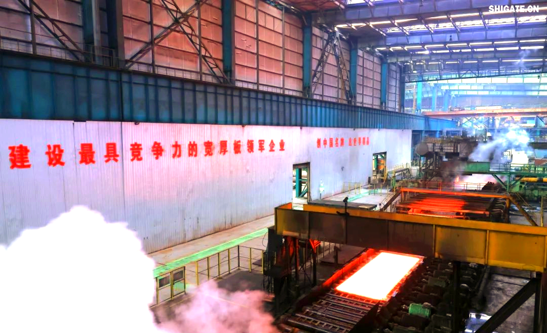 260余種寬厚板產品成功替代進口或按國外標準生產，多個品種填補國內空白并獨家供貨，更有40余種遠銷海外。舞鋼公司不僅主導制定了臨氫設備用鉻鉬合金鋼板等十余項國家標準，還榮獲國家科學技術進步獎一等獎2項、二等獎1項，省部級科技進步獎更是數不勝數。自創立以來，河鋼集團舞鋼公司便深耕寬厚板研發制造，打造出響亮的民族品牌，穩坐世界寬厚板領域的頭把交椅。 260余種寬厚板產品成功替代進口或按國外標準生產，多個品種填補國內空白并獨家供貨，更有40余種遠銷海外。舞鋼公司不僅主導制定了臨氫設備用鉻鉬合金鋼板等十余項國家標準，還榮獲國家科學技術進步獎一等獎2項、二等獎1項，省部級科技進步獎更是數不勝數。自創立以來，河鋼集團舞鋼公司便深耕寬厚板研發制造，打造出響亮的民族品牌，穩坐世界寬厚板領域的頭把交椅。 fdb85620c4ebcb4769ad69d0a0a3e58f.png圖為舞鋼生產現場一角。  品牌價值涵蓋了企業的多方面競爭力，包括產品實力、文化底蘊、資源調配能力、技術標準以及質量管理等。河鋼集團舞鋼公司深知這一點，其黨委書記、董事長于勇強調，要緊密貼近市場脈搏，不斷強化科技創新，以更好地維護和提升舞鋼的品牌價值，推動企業更上一層樓。  近日，《中國冶金報》的記者們走進舞鋼，深入探訪了該企業品牌塑造的背后故事。舞鋼以科技為核心，提供高端定制服務，不僅緊跟行業動態和客戶需求，還專注于客戶應用材料的替代研發，通過創新贏得先機。舞鋼人以攻堅克難的精神，突破關鍵技術難題，將關鍵核心技術牢牢掌握在自己手中，成功實現了從生產型企業到“制造+服務型企業”的轉型。  舞鋼黨委書記、董事長吝章國明確指出，舞鋼應定位高端市場，致力于開發獨特且優質的高端產品，同時緊貼市場和客戶需求，提供量身定制的服務。這一策略不僅塑造了產品品牌，更提升了品牌價值。舞鋼國內首發的SA737系列容器鋼板，以其大厚度、高技術難度，充分展現了企業在科技創新和高端定制方面的實力。 2024年10月，舞鋼在深入調研某重點客戶后，立志于替代進口，著手研發大厚度、高技術難度的碳錳釩SA737系列容器鋼板。為此，公司組建了由技術、營銷人員等組成的高端高效益產品攻關團隊，根據客戶需求定制了專屬供貨方案，贏得了客戶的信賴。  在生產過程中，舞鋼面臨鋼板厚度大、技術要求嚴苛等多重挑戰。但憑借強大的技術實力和創新能力，舞鋼團隊不僅成功實施了覆蓋關鍵工序的梯度試驗，還根據試驗數據進行了長達10余天的深入分析驗證，最終確定了與生產現場高度契合的最佳工藝方案。這一方案確保了SA737系列容器鋼板在拉伸性能、沖擊性能以及模擬焊后性能等方面均達到國內領先水平，有力地提升了舞鋼的品牌價值。  圖為舞鋼第二鋼軋廠的生產現場。 2024年12月20日，舞鋼科技部收到了來自某高端客戶的積極反饋：“舞鋼生產的碳錳釩SA737系列容器鋼板焊接性能非常穩定，簡直太好用了！連我們的工人都為你們點贊！”這標志著舞鋼首次成功批量生產出大厚度、高技術難度的碳錳釩SA737系列容器鋼板，實現了國內首發，為舞鋼打造新的差異化優勢、引領寬厚板行業的高質量發展注入了強大動力。同時，用戶對高端材料經濟性的追求也成為舞鋼研發工作的重要考量因素。截至2024年底，舞鋼高錳鋼已在國內首臺套高錳鋼船“GasChem Phoenix”上實現了安全運行2萬海里的壯舉。這不僅標志著舞鋼高錳鋼在國內率先實現了實船應用，更意味著新一代低成本、高性能的超低溫國產高錳鋼從基礎研究走向了工程應用，為高錳鋼的推廣和應用樹立了新的里程碑。  圖為舞鋼第二鋼軋廠。LNG（液化天然氣）新型低溫高錳鋼憑借其出色的低溫韌性、高延展性以及高強度，相較于傳統LNG船罐材料所采用的Ni系低溫鋼，展現出了顯著的經濟效益。高錳鋼的應用對LNG船舶制造企業而言，不僅有助于降低生產成本，更能提升其市場競爭力。為了實現科研成果與客戶需求的高效轉化，舞鋼積極展開了全方位、多輪次的科技創新活動。 2024年12月18日，舞鋼的生產線上，一批高端壓力容器鋼板在經過數小時精心熱處理后，順利完成了切割與取樣，隨后進入性能檢驗的關鍵環節。科技部的科研人員全程緊密監控，確保每一個環節都達到高標準。這批鋼板是為客戶量身定制的，面臨極高的技術挑戰，因為它們屬于超鑄坯壓縮比的極限規格。客戶要求在模擬長時間焊接后，對鋼板厚度一半處進行零下30攝氏度的沖擊韌性測試。同時，由于鋼板壓縮比小、厚度大，采用常規工藝難以確保各項性能指標。  面對這些挑戰，舞鋼的高端高效益產品攻關團隊從坯料生產、軋制到熱處理各環節入手，經過不懈努力，終于找到了與性能指標相匹配的最佳工藝參數，從而優化了整體生產工藝。最終，該鋼板的各項性能參數不僅遠超客戶預期，更達到了世界領先水平。  舞鋼第二鋼軋廠，一個致力于高端壓力容器鋼板研發與生產的重要基地。在這里，科技與創新是永恒的主題。吝章國，作為舞鋼的科技領軍人物，深知科技成果轉化的重要性。他強調，只有將研發出的產品真正轉化為實際生產力，才能實現其真正的價值。因此，舞鋼始終將科技成果轉化作為工作的重中之重，不斷推動技術創新與產業升級的深度融合。 2024年，舞鋼繼續堅定地走特鋼路線，并成功研發了18個新產品。此外，舞鋼還積極與20余家高端客戶進行互訪，并成功開發了104個直供用戶，首單訂貨量累計高達9.5萬余噸。這些成績的取得，得益于舞鋼在市場把控方面的機制創新。在制造業轉型升級的大背景下，中厚板領域已成為鋼鐵行業增長最快的領域和效益源泉，這也導致國內中厚板市場的供需狀況發生了深刻變化。面對這一新形勢，舞鋼積極應對，通過機制創新來提升市場把控力，以實現更好的生存和發展。  舞鋼通過創新機制體制，進一步強化了銷售端資源傾斜，推動企業從單一生產向“制造+服務”模式轉型。他們深化市場、客戶和服務意識，不斷提高執行、適應和變革能力，專注于市場和客戶需求。經過一系列舉措，舞鋼對市場的把控能力得到了顯著提升。  在2024年9月6日的舞鋼高端水電鋼攻關團隊周例會上，該團隊負責人張曉克強調，擁有鋼需求的頭部客戶是市場開發的關鍵。他要求團隊成員主動走訪、對接和服務這些客戶。該團隊的積極攻關，使得舞鋼水電鋼合同承接量在2024年再創新高。  舞鋼始終以客戶需求為中心，通過多端對接和全面保障策略，不斷優化產線建設。他們實施了領導班子成員的“產線包保”制度，從多個維度對兩條產線進行數據畫像，包括噸鋼邊際貢獻、低邊際合同占比等。這些措施促進了產線和營銷人員更加關注產線關鍵指標和創效能力，推動了企業管理重點從產量向產線的轉變。 53歲的高級技師任亞強，在面臨軋制生產難度極大、近乎顛覆其認知的8120鋼板時，他堅定地選擇了挑戰。他不僅將軋輥壓下量精細調整，更把各道次的間隙時間縮短到極致，最終成功生產出滿足客戶要求的產品。這一成功，不僅彰顯了舞鋼在技術上的實力，更體現了他們對于市場和客戶需求的深刻洞察。  在舞鋼的攻關團隊中，“技術咖”們成為銷售的堅強后盾。他們無條件支持銷售，對銷售人員提出的問題積極響應，確保當日事當日畢。正是這種高效協作的精神，使得舞鋼在2024年成功中標國內多個知名建設項目。  在全員端，舞鋼更是全力以赴保市場，緊跟市場和客戶變化，提高反應速度。他們突出柔性生產組織和靈活的訂單機制，實現生產組織與銷售的高度協同。同時，堅持加強質量、成本和交貨期管理，珍惜品牌信譽，成為舞鋼廣大干部職工的工作準則。  一次江蘇客戶的746噸高端容器鋼板供貨合同，雖然交貨期只有短短20天，但舞鋼各部門、各單位加強協同，全方位提升保供能力。最終，在客戶要求的交貨期內，舞鋼高質量、高標準完成了整單合同產品交付，贏得了客戶的贊譽。這一成功案例，更是舞鋼對市場把控能力和執行能力的有力證明。 針對市場和客戶對鋼板質量的高標準要求，舞鋼的技術團隊進行了深入細致的技術評審和質量預判。他們精心制定了科學合理的工藝方案，旨在從合同的技術交流、生效下發階段就開始精準識別生產難度，并提前進行干預，以確保產品設計開發的精準度，從而保障產品質量。具體而言，舞鋼采取了以下措施：首先是加強過程管控，提高一次性合格率和合同兌現率；其次是技術指導全程參與，技術人員堅持“一次做對”的原則，對每個產品都進行嚴格管理，以杜絕因標準化作業執行不力導致的質量波動；最后是不斷追求工藝改進的完美性。  此外，舞鋼還通過健全激勵機制來激發銷售人員的積極性。他們根據KPI完成情況對銷售人員進行評價，并根據銷售業績給予報酬，同時實施末位淘汰制度。此外，還設立了銷售網點賽馬獎勵機制、高售價高效益合同獎勵機制以及高端高效益產品技術攻關團隊創效獎勵機制。  目前，舞鋼已針對高端細分市場、個性化小眾市場和新產業新業態市場需求進行了布局。他們設立了15個營銷網點和32個高端高效產品攻關團隊，形成了全線聯動的銷售反應機制。2024年，舞鋼高端高效益產品的銷量同比提升了17%，高端熱處理產品的入庫量也同比增加7%。同時，頭部客戶的銷量占比提升了5%，高端產品的年銷量更是增長了18.9%。  舞鋼展廳一角，高端產品盡收眼底。 2025年，舞鋼將緊密圍繞河鋼集團的戰略規劃，持續專注于特鋼精品的研發與銷售，進一步強化“貼近市場、貼近客戶”的經營理念，積極推進技術營銷策略的實施，深耕下游關鍵行業市場，從而不斷鞏固和擴大舞鋼在寬厚板領域的領先優勢，持續提高舞鋼品牌的整體價值。圖為舞鋼生產現場一角。  品牌價值涵蓋了企業的多方面競爭力，包括產品實力、文化底蘊、資源調配能力、技術標準以及質量管理等。河鋼集團舞鋼公司深知這一點，其黨委書記、董事長于勇強調，要緊密貼近市場脈搏，不斷強化科技創新，以更好地維護和提升舞鋼的品牌價值，推動企業更上一層樓。  近日，《中國冶金報》的記者們走進舞鋼，深入探訪了該企業品牌塑造的背后故事。舞鋼以科技為核心，提供高端定制服務，不僅緊跟行業動態和客戶需求，還專注于客戶應用材料的替代研發，通過創新贏得先機。舞鋼人以攻堅克難的精神，突破關鍵技術難題，將關鍵核心技術牢牢掌握在自己手中，成功實現了從生產型企業到“制造+服務型企業”的轉型。  舞鋼黨委書記、董事長吝章國明確指出，舞鋼應定位高端市場，致力于開發獨特且優質的高端產品，同時緊貼市場和客戶需求，提供量身定制的服務。這一策略不僅塑造了產品品牌，更提升了品牌價值。舞鋼國內首發的SA737系列容器鋼板，以其大厚度、高技術難度，充分展現了企業在科技創新和高端定制方面的實力。 2024年10月，舞鋼在深入調研某重點客戶后，立志于替代進口，著手研發大厚度、高技術難度的碳錳釩SA737系列容器鋼板。為此，公司組建了由技術、營銷人員等組成的高端高效益產品攻關團隊，根據客戶需求定制了專屬供貨方案，贏得了客戶的信賴。  在生產過程中，舞鋼面臨鋼板厚度大、技術要求嚴苛等多重挑戰。但憑借強大的技術實力和創新能力，舞鋼團隊不僅成功實施了覆蓋關鍵工序的梯度試驗，還根據試驗數據進行了長達10余天的深入分析驗證，最終確定了與生產現場高度契合的最佳工藝方案。這一方案確保了SA737系列容器鋼板在拉伸性能、沖擊性能以及模擬焊后性能等方面均達到國內領先水平，有力地提升了舞鋼的品牌價值。 5d7280e5f0e670f44544f8cefe0f0d14.png圖為舞鋼第二鋼軋廠的生產現場。 2024年12月20日，舞鋼科技部收到了來自某高端客戶的積極反饋：“舞鋼生產的碳錳釩SA737系列容器鋼板焊接性能非常穩定，簡直太好用了！連我們的工人都為你們點贊！”這標志著舞鋼首次成功批量生產出大厚度、高技術難度的碳錳釩SA737系列容器鋼板，實現了國內首發，為舞鋼打造新的差異化優勢、引領寬厚板行業的高質量發展注入了強大動力。同時，用戶對高端材料經濟性的追求也成為舞鋼研發工作的重要考量因素。截至2024年底，舞鋼高錳鋼已在國內首臺套高錳鋼船“GasChem Phoenix”上實現了安全運行2萬海里的壯舉。這不僅標志著舞鋼高錳鋼在國內率先實現了實船應用，更意味著新一代低成本、高性能的超低溫國產高錳鋼從基礎研究走向了工程應用，為高錳鋼的推廣和應用樹立了新的里程碑。 46457aad56baacd125c4811c93a87642.png圖為舞鋼第二鋼軋廠。LNG（液化天然氣）新型低溫高錳鋼憑借其出色的低溫韌性、高延展性以及高強度，相較于傳統LNG船罐材料所采用的Ni系低溫鋼，展現出了顯著的經濟效益。高錳鋼的應用對LNG船舶制造企業而言，不僅有助于降低生產成本，更能提升其市場競爭力。為了實現科研成果與客戶需求的高效轉化，舞鋼積極展開了全方位、多輪次的科技創新活動。 2024年12月18日，舞鋼的生產線上，一批高端壓力容器鋼板在經過數小時精心熱處理后，順利完成了切割與取樣，隨后進入性能檢驗的關鍵環節。科技部的科研人員全程緊密監控，確保每一個環節都達到高標準。這批鋼板是為客戶量身定制的，面臨極高的技術挑戰，因為它們屬于超鑄坯壓縮比的極限規格。客戶要求在模擬長時間焊接后，對鋼板厚度一半處進行零下30攝氏度的沖擊韌性測試。同時，由于鋼板壓縮比小、厚度大，采用常規工藝難以確保各項性能指標。  面對這些挑戰，舞鋼的高端高效益產品攻關團隊從坯料生產、軋制到熱處理各環節入手，經過不懈努力，終于找到了與性能指標相匹配的最佳工藝參數，從而優化了整體生產工藝。最終，該鋼板的各項性能參數不僅遠超客戶預期，更達到了世界領先水平。 03022d4b7265c93067bd0bb81ea61e91.png舞鋼第二鋼軋廠，一個致力于高端壓力容器鋼板研發與生產的重要基地。在這里，科技與創新是永恒的主題。吝章國，作為舞鋼的科技領軍人物，深知科技成果轉化的重要性。他強調，只有將研發出的產品真正轉化為實際生產力，才能實現其真正的價值。因此，舞鋼始終將科技成果轉化作為工作的重中之重，不斷推動技術創新與產業升級的深度融合。 2024年，舞鋼繼續堅定地走特鋼路線，并成功研發了18個新產品。此外，舞鋼還積極與20余家高端客戶進行互訪，并成功開發了104個直供用戶，首單訂貨量累計高達9.5萬余噸。這些成績的取得，得益于舞鋼在市場把控方面的機制創新。在制造業轉型升級的大背景下，中厚板領域已成為鋼鐵行業增長最快的領域和效益源泉，這也導致國內中厚板市場的供需狀況發生了深刻變化。面對這一新形勢，舞鋼積極應對，通過機制創新來提升市場把控力，以實現更好的生存和發展。 0a698836478e07383d7a298285345cad.png舞鋼通過創新機制體制，進一步強化了銷售端資源傾斜，推動企業從單一生產向“制造+服務”模式轉型。他們深化市場、客戶和服務意識，不斷提高執行、適應和變革能力，專注于市場和客戶需求。經過一系列舉措，舞鋼對市場的把控能力得到了顯著提升。  在2024年9月6日的舞鋼高端水電鋼攻關團隊周例會上，該團隊負責人張曉克強調，擁有鋼需求的頭部客戶是市場開發的關鍵。他要求團隊成員主動走訪、對接和服務這些客戶。該團隊的積極攻關，使得舞鋼水電鋼合同承接量在2024年再創新高。  舞鋼始終以客戶需求為中心，通過多端對接和全面保障策略，不斷優化產線建設。他們實施了領導班子成員的“產線包保”制度，從多個維度對兩條產線進行數據畫像，包括噸鋼邊際貢獻、低邊際合同占比等。這些措施促進了產線和營銷人員更加關注產線關鍵指標和創效能力，推動了企業管理重點從產量向產線的轉變。 53歲的高級技師任亞強，在面臨軋制生產難度極大、近乎顛覆其認知的8120鋼板時，他堅定地選擇了挑戰。他不僅將軋輥壓下量精細調整，更把各道次的間隙時間縮短到極致，最終成功生產出滿足客戶要求的產品。這一成功，不僅彰顯了舞鋼在技術上的實力，更體現了他們對于市場和客戶需求的深刻洞察。  在舞鋼的攻關團隊中，“技術咖”們成為銷售的堅強后盾。他們無條件支持銷售，對銷售人員提出的問題積極響應，確保當日事當日畢。正是這種高效協作的精神，使得舞鋼在2024年成功中標國內多個知名建設項目。  在全員端，舞鋼更是全力以赴保市場，緊跟市場和客戶變化，提高反應速度。他們突出柔性生產組織和靈活的訂單機制，實現生產組織與銷售的高度協同。同時，堅持加強質量、成本和交貨期管理，珍惜品牌信譽，成為舞鋼廣大干部職工的工作準則。  一次江蘇客戶的746噸高端容器鋼板供貨合同，雖然交貨期只有短短20天，但舞鋼各部門、各單位加強協同，全方位提升保供能力。最終，在客戶要求的交貨期內，舞鋼高質量、高標準完成了整單合同產品交付，贏得了客戶的贊譽。這一成功案例，更是舞鋼對市場把控能力和執行能力的有力證明。 針對市場和客戶對鋼板質量的高標準要求，舞鋼的技術團隊進行了深入細致的技術評審和質量預判。他們精心制定了科學合理的工藝方案，旨在從合同的技術交流、生效下發階段就開始精準識別生產難度，并提前進行干預，以確保產品設計開發的精準度，從而保障產品質量。具體而言，舞鋼采取了以下措施：首先是加強過程管控，提高一次性合格率和合同兌現率；其次是技術指導全程參與，技術人員堅持“一次做對”的原則，對每個產品都進行嚴格管理，以杜絕因標準化作業執行不力導致的質量波動；最后是不斷追求工藝改進的完美性。  此外，舞鋼還通過健全激勵機制來激發銷售人員的積極性。他們根據KPI完成情況對銷售人員進行評價，并根據銷售業績給予報酬，同時實施末位淘汰制度。此外，還設立了銷售網點賽馬獎勵機制、高售價高效益合同獎勵機制以及高端高效益產品技術攻關團隊創效獎勵機制。  目前，舞鋼已針對高端細分市場、個性化小眾市場和新產業新業態市場需求進行了布局。他們設立了15個營銷網點和32個高端高效產品攻關團隊，形成了全線聯動的銷售反應機制。2024年，舞鋼高端高效益產品的銷量同比提升了17%，高端熱處理產品的入庫量也同比增加7%。同時，頭部客戶的銷量占比提升了5%，高端產品的年銷量更是增長了18.9%。 14f58a2a32dec17139ea4d08778c063f.png舞鋼展廳一角，高端產品盡收眼底。 2025年，舞鋼將緊密圍繞河鋼集團的戰略規劃，持續專注于特鋼精品的研發與銷售，進一步強化“貼近市場、貼近客戶”的經營理念，積極推進技術營銷策略的實施，深耕下游關鍵行業市場，從而不斷鞏固和擴大舞鋼在寬厚板領域的領先優勢，持續提高舞鋼品牌的整體價值。