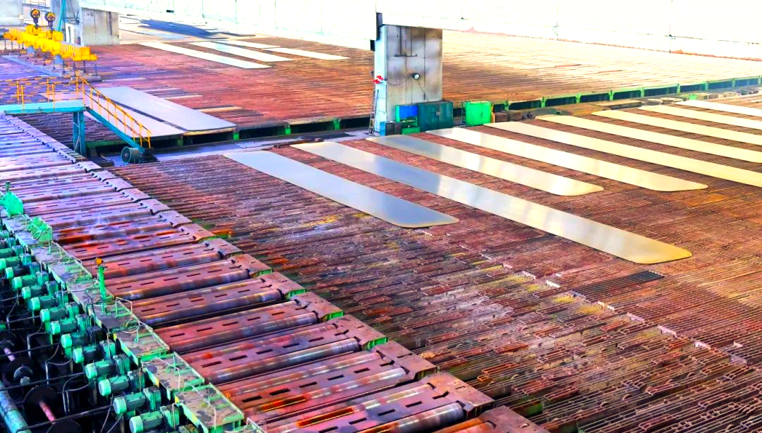 260余種寬厚板產品成功替代進口或按國外標準生產，多個品種填補國內空白并獨家供貨，更有40余種遠銷海外。舞鋼公司不僅主導制定了臨氫設備用鉻鉬合金鋼板等十余項國家標準，還榮獲國家科學技術進步獎一等獎2項、二等獎1項，省部級科技進步獎更是數不勝數。自創立以來，河鋼集團舞鋼公司便深耕寬厚板研發制造，打造出響亮的民族品牌，穩坐世界寬厚板領域的頭把交椅。 260余種寬厚板產品成功替代進口或按國外標準生產，多個品種填補國內空白并獨家供貨，更有40余種遠銷海外。舞鋼公司不僅主導制定了臨氫設備用鉻鉬合金鋼板等十余項國家標準，還榮獲國家科學技術進步獎一等獎2項、二等獎1項，省部級科技進步獎更是數不勝數。自創立以來，河鋼集團舞鋼公司便深耕寬厚板研發制造，打造出響亮的民族品牌，穩坐世界寬厚板領域的頭把交椅。 fdb85620c4ebcb4769ad69d0a0a3e58f.png圖為舞鋼生產現場一角。  品牌價值涵蓋了企業的多方面競爭力，包括產品實力、文化底蘊、資源調配能力、技術標準以及質量管理等。河鋼集團舞鋼公司深知這一點，其黨委書記、董事長于勇強調，要緊密貼近市場脈搏，不斷強化科技創新，以更好地維護和提升舞鋼的品牌價值，推動企業更上一層樓。  近日，《中國冶金報》的記者們走進舞鋼，深入探訪了該企業品牌塑造的背后故事。舞鋼以科技為核心，提供高端定制服務，不僅緊跟行業動態和客戶需求，還專注于客戶應用材料的替代研發，通過創新贏得先機。舞鋼人以攻堅克難的精神，突破關鍵技術難題，將關鍵核心技術牢牢掌握在自己手中，成功實現了從生產型企業到“制造+服務型企業”的轉型。  舞鋼黨委書記、董事長吝章國明確指出，舞鋼應定位高端市場，致力于開發獨特且優質的高端產品，同時緊貼市場和客戶需求，提供量身定制的服務。這一策略不僅塑造了產品品牌，更提升了品牌價值。舞鋼國內首發的SA737系列容器鋼板，以其大厚度、高技術難度，充分展現了企業在科技創新和高端定制方面的實力。 2024年10月，舞鋼在深入調研某重點客戶后，立志于替代進口，著手研發大厚度、高技術難度的碳錳釩SA737系列容器鋼板。為此，公司組建了由技術、營銷人員等組成的高端高效益產品攻關團隊，根據客戶需求定制了專屬供貨方案，贏得了客戶的信賴。  在生產過程中，舞鋼面臨鋼板厚度大、技術要求嚴苛等多重挑戰。但憑借強大的技術實力和創新能力，舞鋼團隊不僅成功實施了覆蓋關鍵工序的梯度試驗，還根據試驗數據進行了長達10余天的深入分析驗證，最終確定了與生產現場高度契合的最佳工藝方案。這一方案確保了SA737系列容器鋼板在拉伸性能、沖擊性能以及模擬焊后性能等方面均達到國內領先水平，有力地提升了舞鋼的品牌價值。  圖為舞鋼第二鋼軋廠的生產現場。 2024年12月20日，舞鋼科技部收到了來自某高端客戶的積極反饋：“舞鋼生產的碳錳釩SA737系列容器鋼板焊接性能非常穩定，簡直太好用了！連我們的工人都為你們點贊！”這標志著舞鋼首次成功批量生產出大厚度、高技術難度的碳錳釩SA737系列容器鋼板，實現了國內首發，為舞鋼打造新的差異化優勢、引領寬厚板行業的高質量發展注入了強大動力。同時，用戶對高端材料經濟性的追求也成為舞鋼研發工作的重要考量因素。截至2024年底，舞鋼高錳鋼已在國內首臺套高錳鋼船“GasChem Phoenix”上實現了安全運行2萬海里的壯舉。這不僅標志著舞鋼高錳鋼在國內率先實現了實船應用，更意味著新一代低成本、高性能的超低溫國產高錳鋼從基礎研究走向了工程應用，為高錳鋼的推廣和應用樹立了新的里程碑。  圖為舞鋼第二鋼軋廠。LNG（液化天然氣）新型低溫高錳鋼憑借其出色的低溫韌性、高延展性以及高強度，相較于傳統LNG船罐材料所采用的Ni系低溫鋼，展現出了顯著的經濟效益。高錳鋼的應用對LNG船舶制造企業而言，不僅有助于降低生產成本，更能提升其市場競爭力。為了實現科研成果與客戶需求的高效轉化，舞鋼積極展開了全方位、多輪次的科技創新活動。 2024年12月18日，舞鋼的生產線上，一批高端壓力容器鋼板在經過數小時精心熱處理后，順利完成了切割與取樣，隨后進入性能檢驗的關鍵環節。科技部的科研人員全程緊密監控，確保每一個環節都達到高標準。這批鋼板是為客戶量身定制的，面臨極高的技術挑戰，因為它們屬于超鑄坯壓縮比的極限規格。客戶要求在模擬長時間焊接后，對鋼板厚度一半處進行零下30攝氏度的沖擊韌性測試。同時，由于鋼板壓縮比小、厚度大，采用常規工藝難以確保各項性能指標。  面對這些挑戰，舞鋼的高端高效益產品攻關團隊從坯料生產、軋制到熱處理各環節入手，經過不懈努力，終于找到了與性能指標相匹配的最佳工藝參數，從而優化了整體生產工藝。最終，該鋼板的各項性能參數不僅遠超客戶預期，更達到了世界領先水平。  舞鋼第二鋼軋廠，一個致力于高端壓力容器鋼板研發與生產的重要基地。在這里，科技與創新是永恒的主題。吝章國，作為舞鋼的科技領軍人物，深知科技成果轉化的重要性。他強調，只有將研發出的產品真正轉化為實際生產力，才能實現其真正的價值。因此，舞鋼始終將科技成果轉化作為工作的重中之重，不斷推動技術創新與產業升級的深度融合。 2024年，舞鋼繼續堅定地走特鋼路線，并成功研發了18個新產品。此外，舞鋼還積極與20余家高端客戶進行互訪，并成功開發了104個直供用戶，首單訂貨量累計高達9.5萬余噸。這些成績的取得，得益于舞鋼在市場把控方面的機制創新。在制造業轉型升級的大背景下，中厚板領域已成為鋼鐵行業增長最快的領域和效益源泉，這也導致國內中厚板市場的供需狀況發生了深刻變化。面對這一新形勢，舞鋼積極應對，通過機制創新來提升市場把控力，以實現更好的生存和發展。  舞鋼通過創新機制體制，進一步強化了銷售端資源傾斜，推動企業從單一生產向“制造+服務”模式轉型。他們深化市場、客戶和服務意識，不斷提高執行、適應和變革能力，專注于市場和客戶需求。經過一系列舉措，舞鋼對市場的把控能力得到了顯著提升。  在2024年9月6日的舞鋼高端水電鋼攻關團隊周例會上，該團隊負責人張曉克強調，擁有鋼需求的頭部客戶是市場開發的關鍵。他要求團隊成員主動走訪、對接和服務這些客戶。該團隊的積極攻關，使得舞鋼水電鋼合同承接量在2024年再創新高。  舞鋼始終以客戶需求為中心，通過多端對接和全面保障策略，不斷優化產線建設。他們實施了領導班子成員的“產線包保”制度，從多個維度對兩條產線進行數據畫像，包括噸鋼邊際貢獻、低邊際合同占比等。這些措施促進了產線和營銷人員更加關注產線關鍵指標和創效能力，推動了企業管理重點從產量向產線的轉變。 53歲的高級技師任亞強，在面臨軋制生產難度極大、近乎顛覆其認知的8120鋼板時，他堅定地選擇了挑戰。他不僅將軋輥壓下量精細調整，更把各道次的間隙時間縮短到極致，最終成功生產出滿足客戶要求的產品。這一成功，不僅彰顯了舞鋼在技術上的實力，更體現了他們對于市場和客戶需求的深刻洞察。  在舞鋼的攻關團隊中，“技術咖”們成為銷售的堅強后盾。他們無條件支持銷售，對銷售人員提出的問題積極響應，確保當日事當日畢。正是這種高效協作的精神，使得舞鋼在2024年成功中標國內多個知名建設項目。  在全員端，舞鋼更是全力以赴保市場，緊跟市場和客戶變化，提高反應速度。他們突出柔性生產組織和靈活的訂單機制，實現生產組織與銷售的高度協同。同時，堅持加強質量、成本和交貨期管理，珍惜品牌信譽，成為舞鋼廣大干部職工的工作準則。  一次江蘇客戶的746噸高端容器鋼板供貨合同，雖然交貨期只有短短20天，但舞鋼各部門、各單位加強協同，全方位提升保供能力。最終，在客戶要求的交貨期內，舞鋼高質量、高標準完成了整單合同產品交付，贏得了客戶的贊譽。這一成功案例，更是舞鋼對市場把控能力和執行能力的有力證明。 針對市場和客戶對鋼板質量的高標準要求，舞鋼的技術團隊進行了深入細致的技術評審和質量預判。他們精心制定了科學合理的工藝方案，旨在從合同的技術交流、生效下發階段就開始精準識別生產難度，并提前進行干預，以確保產品設計開發的精準度，從而保障產品質量。具體而言，舞鋼采取了以下措施：首先是加強過程管控，提高一次性合格率和合同兌現率；其次是技術指導全程參與，技術人員堅持“一次做對”的原則，對每個產品都進行嚴格管理，以杜絕因標準化作業執行不力導致的質量波動；最后是不斷追求工藝改進的完美性。  此外，舞鋼還通過健全激勵機制來激發銷售人員的積極性。他們根據KPI完成情況對銷售人員進行評價，并根據銷售業績給予報酬，同時實施末位淘汰制度。此外，還設立了銷售網點賽馬獎勵機制、高售價高效益合同獎勵機制以及高端高效益產品技術攻關團隊創效獎勵機制。  目前，舞鋼已針對高端細分市場、個性化小眾市場和新產業新業態市場需求進行了布局。他們設立了15個營銷網點和32個高端高效產品攻關團隊，形成了全線聯動的銷售反應機制。2024年，舞鋼高端高效益產品的銷量同比提升了17%，高端熱處理產品的入庫量也同比增加7%。同時，頭部客戶的銷量占比提升了5%，高端產品的年銷量更是增長了18.9%。  舞鋼展廳一角，高端產品盡收眼底。 2025年，舞鋼將緊密圍繞河鋼集團的戰略規劃，持續專注于特鋼精品的研發與銷售，進一步強化“貼近市場、貼近客戶”的經營理念，積極推進技術營銷策略的實施，深耕下游關鍵行業市場，從而不斷鞏固和擴大舞鋼在寬厚板領域的領先優勢，持續提高舞鋼品牌的整體價值。圖為舞鋼生產現場一角。  品牌價值涵蓋了企業的多方面競爭力，包括產品實力、文化底蘊、資源調配能力、技術標準以及質量管理等。河鋼集團舞鋼公司深知這一點，其黨委書記、董事長于勇強調，要緊密貼近市場脈搏，不斷強化科技創新，以更好地維護和提升舞鋼的品牌價值，推動企業更上一層樓。  近日，《中國冶金報》的記者們走進舞鋼，深入探訪了該企業品牌塑造的背后故事。舞鋼以科技為核心，提供高端定制服務，不僅緊跟行業動態和客戶需求，還專注于客戶應用材料的替代研發，通過創新贏得先機。舞鋼人以攻堅克難的精神，突破關鍵技術難題，將關鍵核心技術牢牢掌握在自己手中，成功實現了從生產型企業到“制造+服務型企業”的轉型。  舞鋼黨委書記、董事長吝章國明確指出，舞鋼應定位高端市場，致力于開發獨特且優質的高端產品，同時緊貼市場和客戶需求，提供量身定制的服務。這一策略不僅塑造了產品品牌，更提升了品牌價值。舞鋼國內首發的SA737系列容器鋼板，以其大厚度、高技術難度，充分展現了企業在科技創新和高端定制方面的實力。 2024年10月，舞鋼在深入調研某重點客戶后，立志于替代進口，著手研發大厚度、高技術難度的碳錳釩SA737系列容器鋼板。為此，公司組建了由技術、營銷人員等組成的高端高效益產品攻關團隊，根據客戶需求定制了專屬供貨方案，贏得了客戶的信賴。  在生產過程中，舞鋼面臨鋼板厚度大、技術要求嚴苛等多重挑戰。但憑借強大的技術實力和創新能力，舞鋼團隊不僅成功實施了覆蓋關鍵工序的梯度試驗，還根據試驗數據進行了長達10余天的深入分析驗證，最終確定了與生產現場高度契合的最佳工藝方案。這一方案確保了SA737系列容器鋼板在拉伸性能、沖擊性能以及模擬焊后性能等方面均達到國內領先水平，有力地提升了舞鋼的品牌價值。 5d7280e5f0e670f44544f8cefe0f0d14.png圖為舞鋼第二鋼軋廠的生產現場。 2024年12月20日，舞鋼科技部收到了來自某高端客戶的積極反饋：“舞鋼生產的碳錳釩SA737系列容器鋼板焊接性能非常穩定，簡直太好用了！連我們的工人都為你們點贊！”這標志著舞鋼首次成功批量生產出大厚度、高技術難度的碳錳釩SA737系列容器鋼板，實現了國內首發，為舞鋼打造新的差異化優勢、引領寬厚板行業的高質量發展注入了強大動力。同時，用戶對高端材料經濟性的追求也成為舞鋼研發工作的重要考量因素。截至2024年底，舞鋼高錳鋼已在國內首臺套高錳鋼船“GasChem Phoenix”上實現了安全運行2萬海里的壯舉。這不僅標志著舞鋼高錳鋼在國內率先實現了實船應用，更意味著新一代低成本、高性能的超低溫國產高錳鋼從基礎研究走向了工程應用，為高錳鋼的推廣和應用樹立了新的里程碑。 46457aad56baacd125c4811c93a87642.png圖為舞鋼第二鋼軋廠。LNG（液化天然氣）新型低溫高錳鋼憑借其出色的低溫韌性、高延展性以及高強度，相較于傳統LNG船罐材料所采用的Ni系低溫鋼，展現出了顯著的經濟效益。高錳鋼的應用對LNG船舶制造企業而言，不僅有助于降低生產成本，更能提升其市場競爭力。為了實現科研成果與客戶需求的高效轉化，舞鋼積極展開了全方位、多輪次的科技創新活動。 2024年12月18日，舞鋼的生產線上，一批高端壓力容器鋼板在經過數小時精心熱處理后，順利完成了切割與取樣，隨后進入性能檢驗的關鍵環節。科技部的科研人員全程緊密監控，確保每一個環節都達到高標準。這批鋼板是為客戶量身定制的，面臨極高的技術挑戰，因為它們屬于超鑄坯壓縮比的極限規格。客戶要求在模擬長時間焊接后，對鋼板厚度一半處進行零下30攝氏度的沖擊韌性測試。同時，由于鋼板壓縮比小、厚度大，采用常規工藝難以確保各項性能指標。  面對這些挑戰，舞鋼的高端高效益產品攻關團隊從坯料生產、軋制到熱處理各環節入手，經過不懈努力，終于找到了與性能指標相匹配的最佳工藝參數，從而優化了整體生產工藝。最終，該鋼板的各項性能參數不僅遠超客戶預期，更達到了世界領先水平。 03022d4b7265c93067bd0bb81ea61e91.png舞鋼第二鋼軋廠，一個致力于高端壓力容器鋼板研發與生產的重要基地。在這里，科技與創新是永恒的主題。吝章國，作為舞鋼的科技領軍人物，深知科技成果轉化的重要性。他強調，只有將研發出的產品真正轉化為實際生產力，才能實現其真正的價值。因此，舞鋼始終將科技成果轉化作為工作的重中之重，不斷推動技術創新與產業升級的深度融合。 2024年，舞鋼繼續堅定地走特鋼路線，并成功研發了18個新產品。此外，舞鋼還積極與20余家高端客戶進行互訪，并成功開發了104個直供用戶，首單訂貨量累計高達9.5萬余噸。這些成績的取得，得益于舞鋼在市場把控方面的機制創新。在制造業轉型升級的大背景下，中厚板領域已成為鋼鐵行業增長最快的領域和效益源泉，這也導致國內中厚板市場的供需狀況發生了深刻變化。面對這一新形勢，舞鋼積極應對，通過機制創新來提升市場把控力，以實現更好的生存和發展。 0a698836478e07383d7a298285345cad.png舞鋼通過創新機制體制，進一步強化了銷售端資源傾斜，推動企業從單一生產向“制造+服務”模式轉型。他們深化市場、客戶和服務意識，不斷提高執行、適應和變革能力，專注于市場和客戶需求。經過一系列舉措，舞鋼對市場的把控能力得到了顯著提升。  在2024年9月6日的舞鋼高端水電鋼攻關團隊周例會上，該團隊負責人張曉克強調，擁有鋼需求的頭部客戶是市場開發的關鍵。他要求團隊成員主動走訪、對接和服務這些客戶。該團隊的積極攻關，使得舞鋼水電鋼合同承接量在2024年再創新高。  舞鋼始終以客戶需求為中心，通過多端對接和全面保障策略，不斷優化產線建設。他們實施了領導班子成員的“產線包保”制度，從多個維度對兩條產線進行數據畫像，包括噸鋼邊際貢獻、低邊際合同占比等。這些措施促進了產線和營銷人員更加關注產線關鍵指標和創效能力，推動了企業管理重點從產量向產線的轉變。 53歲的高級技師任亞強，在面臨軋制生產難度極大、近乎顛覆其認知的8120鋼板時，他堅定地選擇了挑戰。他不僅將軋輥壓下量精細調整，更把各道次的間隙時間縮短到極致，最終成功生產出滿足客戶要求的產品。這一成功，不僅彰顯了舞鋼在技術上的實力，更體現了他們對于市場和客戶需求的深刻洞察。  在舞鋼的攻關團隊中，“技術咖”們成為銷售的堅強后盾。他們無條件支持銷售，對銷售人員提出的問題積極響應，確保當日事當日畢。正是這種高效協作的精神，使得舞鋼在2024年成功中標國內多個知名建設項目。  在全員端，舞鋼更是全力以赴保市場，緊跟市場和客戶變化，提高反應速度。他們突出柔性生產組織和靈活的訂單機制，實現生產組織與銷售的高度協同。同時，堅持加強質量、成本和交貨期管理，珍惜品牌信譽，成為舞鋼廣大干部職工的工作準則。  一次江蘇客戶的746噸高端容器鋼板供貨合同，雖然交貨期只有短短20天，但舞鋼各部門、各單位加強協同，全方位提升保供能力。最終，在客戶要求的交貨期內，舞鋼高質量、高標準完成了整單合同產品交付，贏得了客戶的贊譽。這一成功案例，更是舞鋼對市場把控能力和執行能力的有力證明。 針對市場和客戶對鋼板質量的高標準要求，舞鋼的技術團隊進行了深入細致的技術評審和質量預判。他們精心制定了科學合理的工藝方案，旨在從合同的技術交流、生效下發階段就開始精準識別生產難度，并提前進行干預，以確保產品設計開發的精準度，從而保障產品質量。具體而言，舞鋼采取了以下措施：首先是加強過程管控，提高一次性合格率和合同兌現率；其次是技術指導全程參與，技術人員堅持“一次做對”的原則，對每個產品都進行嚴格管理，以杜絕因標準化作業執行不力導致的質量波動；最后是不斷追求工藝改進的完美性。  此外，舞鋼還通過健全激勵機制來激發銷售人員的積極性。他們根據KPI完成情況對銷售人員進行評價，并根據銷售業績給予報酬，同時實施末位淘汰制度。此外，還設立了銷售網點賽馬獎勵機制、高售價高效益合同獎勵機制以及高端高效益產品技術攻關團隊創效獎勵機制。  目前，舞鋼已針對高端細分市場、個性化小眾市場和新產業新業態市場需求進行了布局。他們設立了15個營銷網點和32個高端高效產品攻關團隊，形成了全線聯動的銷售反應機制。2024年，舞鋼高端高效益產品的銷量同比提升了17%，高端熱處理產品的入庫量也同比增加7%。同時，頭部客戶的銷量占比提升了5%，高端產品的年銷量更是增長了18.9%。 14f58a2a32dec17139ea4d08778c063f.png舞鋼展廳一角，高端產品盡收眼底。 2025年，舞鋼將緊密圍繞河鋼集團的戰略規劃，持續專注于特鋼精品的研發與銷售，進一步強化“貼近市場、貼近客戶”的經營理念，積極推進技術營銷策略的實施，深耕下游關鍵行業市場，從而不斷鞏固和擴大舞鋼在寬厚板領域的領先優勢，持續提高舞鋼品牌的整體價值。