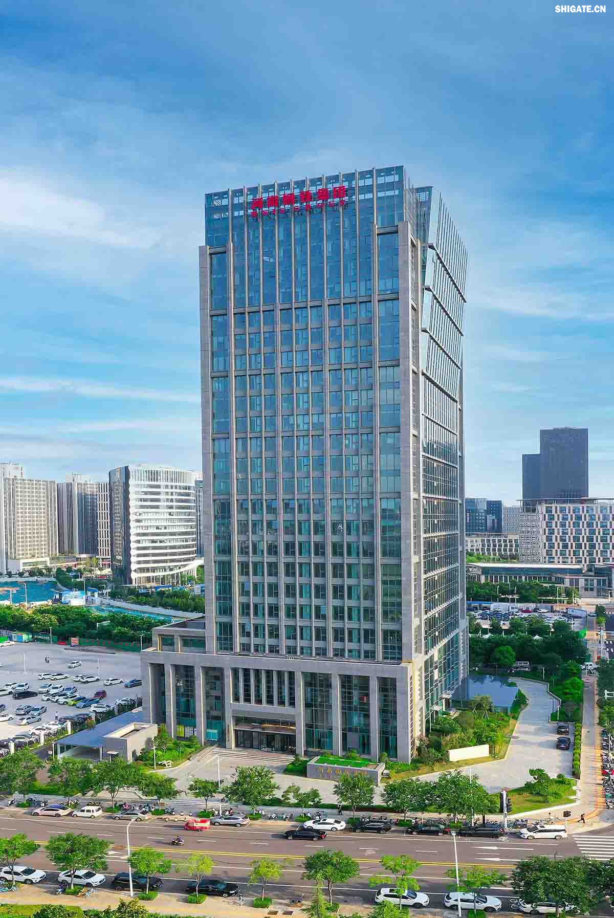 111.jpg 河南鋼鐵集團鄭州總部    河南鋼鐵集團有限公司（以下簡稱河南鋼鐵集團）2023年3月1日注冊成立，注冊資本為人民幣200億元，旗下有安鋼股份公司、周口鋼鐵公司（周鋼）、洛陽銅加工集團、舞陽礦業公司等子企業。薄學斌同志任董事長。河南鋼鐵集團是省委、省政府為推動全省鋼鐵產業轉型提質、結構調整和布局優化，而作出的重大決策。河南鋼鐵集團的核心企業安鋼始建于1958年，是新中國第一批重點建設的鋼鐵企業，為河南經濟社會發展作出了不可磨滅的歷史性貢獻。2023年12月，洛陽銅加工集團有限責任公司加入集團大家庭，開啟了全省鋼鐵、有色產業融合發展新征程；2024年7月，集團進入省管重要骨干企業序列，肩負起帶動全省鋼鐵產業轉型提質、結構調整、布局優化和推進全省鋼鋁銅鎂融合發展的重要使命。  新的歷史時期，河南鋼鐵集團深入學習貫徹習近平總書記關于建設現代化產業體系的重要論述，主動扛起引領帶動全省鋼鐵產業和有色產業高質量發展的責任擔當，明確了今后一個時期“1356”發展格局，構畫了未來發展的大方向、大路子。按照“穩住基本盤、邁向中高端、搶占新賽道”的發展路徑和“一年打基礎、三年上臺階、五年創一流”階段目標，堅持高端化、智能化、綠色化，向特鋼轉型，向先進合金材料轉型，著力打造效益一流、產品一流、技術一流、品牌一流、環境一流、管理一流，營業收入、資產規模均達千億級，具有國際影響力、國內一流競爭力、區域最強帶動力的現代化冶金產業集團。