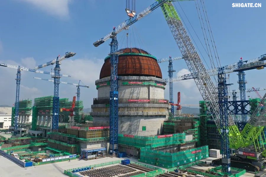 近日，“華龍一號”批量化建設項目——漳州核電項目2號機組熱態性能試驗順利完成。河鋼集團舞鋼公司生產的高端核電鋼板批量應用在漳州核電項目1~4號機組的穩壓器、蒸汽發生器、人員閘門、設備閘門、硼注箱等核島級關鍵設備制造。  舞鋼公司堅定特鋼思路，依托自身深厚的技術積淀，不斷開發更多滿足市場需求的高端核電鋼。針對漳州核電項目用鋼特點，舞鋼公司組建專項技術團隊，進一步完善核電鋼板質量保證體系，優化冶煉、軋制與熱處理工藝，確保了生產出的高端核電用鋼板性能穩定，滿足了客戶需求，成功實現批量應用，為“華龍一號”核電項目建設提供了重要的材料保障，助力我國核電產業發展。     b5c22239-6b29-4959-9963-b9c789c943c8.jpg     漳州核電項目是我國自主三代核電技術“華龍一號”批量化建設的始發地，也是全球最大的“華龍一號”核電基地，規劃建設6臺“華龍一號”核電機組，總裝機容量720萬千瓦，全部投產后年發電量超600億千瓦時。  從秦山核電站到漳州核電項目，從常規島到核島，舞鋼公司生產的核電鋼板深度參與了我國眾多核電項目建設。隨著“華龍一號”批量化建設的快速推進，舞鋼公司將繼續以“科技創新和技術營銷”為兩大引擎，助推“雙碳”目標實現，促進全球清潔能源發展貢獻“中國方案”。