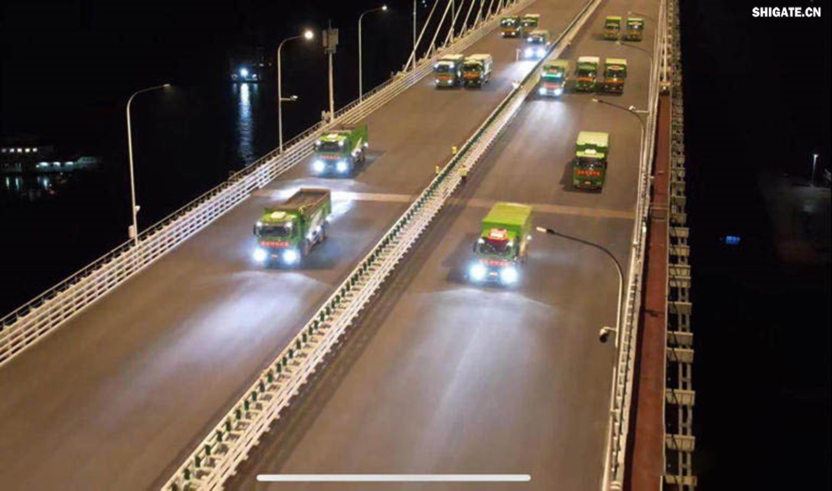 6月16日22時(shí)，世界最大跨度斜拉橋——常泰長(zhǎng)江大橋燈火通明，車聲轟鳴，一場(chǎng)通車前的“極限挑戰(zhàn)”正緊張進(jìn)行。30輛總重達(dá)1200噸的四軸加載車，分批列隊(duì)駛上橋面預(yù)先劃定的停靠點(diǎn)，并由提前布置在橋梁各關(guān)鍵部位的869個(gè)傳感器開展實(shí)時(shí)監(jiān)測(cè)，采集測(cè)試數(shù)據(jù)。由此，大橋跨江公鐵合建段主橋橋梁荷載試驗(yàn)全面啟動(dòng)。    AA1GQ79M.jpg    這次荷載試驗(yàn)覆蓋范圍具體包括1座主跨1208米斜拉橋、2座主跨388米鋼桁拱專用航道橋、1座非通航道孔橋以及南北兩座引橋，共設(shè)計(jì)119個(gè)靜載工況和111個(gè)動(dòng)載工況。其中，最大對(duì)稱靜力加載工況將動(dòng)用110輛四軸加載車，總重達(dá)4400噸。試驗(yàn)將持續(xù)一周，分五個(gè)階段進(jìn)行。試驗(yàn)首日在錄安洲非通航孔橋和常州側(cè)公鐵合建段引橋?qū)嵤? 常泰長(zhǎng)江大橋是連通常州與泰興的跨江通道，是長(zhǎng)江上首座集高速公路、城際鐵路和普通公路三種功能于一體的雙層復(fù)合型橋梁，計(jì)劃于今年年內(nèi)基本建成。它的上層為雙向六車道高速公路，下層為雙線城際鐵路和普通公路。如此復(fù)雜的結(jié)構(gòu)，如何確保它在未來百年服役中安全可靠？答案就藏在荷載試驗(yàn)中。    AA1GQduQ.jpg    荷載試驗(yàn)堪稱橋梁通車前的“綜合大考”，是確保橋梁安全運(yùn)營(yíng)的“體檢報(bào)告”。江蘇省交通工程建設(shè)局常泰長(zhǎng)江大橋建設(shè)指揮部現(xiàn)場(chǎng)常務(wù)副指揮長(zhǎng)夏鵬飛介紹，“荷載試驗(yàn)是檢測(cè)橋梁結(jié)構(gòu)安全和承載能力的重要手段，通過科學(xué)的加載測(cè)試和數(shù)據(jù)采集分析，驗(yàn)證實(shí)際成橋狀態(tài)與理論設(shè)計(jì)的鍥合度，確保常泰長(zhǎng)江大橋運(yùn)營(yíng)安全。”考慮到大橋主體采用鋼結(jié)構(gòu)和鋼-混凝土組合結(jié)構(gòu)，為最大限度減少晝夜溫差對(duì)測(cè)試數(shù)據(jù)的影響，所有試驗(yàn)均安排在夜間實(shí)施。  通過一系列科學(xué)嚴(yán)謹(jǐn)?shù)暮奢d測(cè)試，這座世界級(jí)多功能大橋的實(shí)際性能將得到充分檢驗(yàn)，為常泰長(zhǎng)江大橋后續(xù)安全通車運(yùn)營(yíng)提供至關(guān)重要的數(shù)據(jù)支撐。