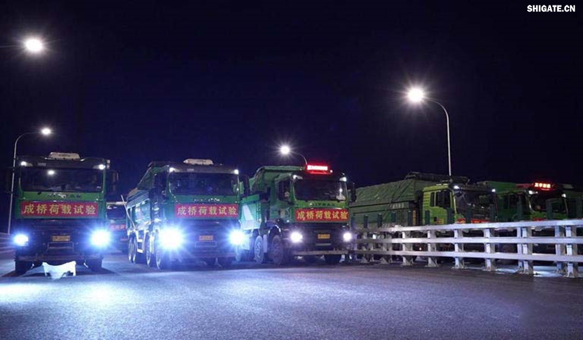 6月16日22時(shí)，世界最大跨度斜拉橋——常泰長(zhǎng)江大橋燈火通明，車聲轟鳴，一場(chǎng)通車前的“極限挑戰(zhàn)”正緊張進(jìn)行。30輛總重達(dá)1200噸的四軸加載車，分批列隊(duì)駛上橋面預(yù)先劃定的停靠點(diǎn)，并由提前布置在橋梁各關(guān)鍵部位的869個(gè)傳感器開展實(shí)時(shí)監(jiān)測(cè)，采集測(cè)試數(shù)據(jù)。由此，大橋跨江公鐵合建段主橋橋梁荷載試驗(yàn)全面啟動(dòng)。    AA1GQ79M.jpg    這次荷載試驗(yàn)覆蓋范圍具體包括1座主跨1208米斜拉橋、2座主跨388米鋼桁拱專用航道橋、1座非通航道孔橋以及南北兩座引橋，共設(shè)計(jì)119個(gè)靜載工況和111個(gè)動(dòng)載工況。其中，最大對(duì)稱靜力加載工況將動(dòng)用110輛四軸加載車，總重達(dá)4400噸。試驗(yàn)將持續(xù)一周，分五個(gè)階段進(jìn)行。試驗(yàn)首日在錄安洲非通航孔橋和常州側(cè)公鐵合建段引橋?qū)嵤? 常泰長(zhǎng)江大橋是連通常州與泰興的跨江通道，是長(zhǎng)江上首座集高速公路、城際鐵路和普通公路三種功能于一體的雙層復(fù)合型橋梁，計(jì)劃于今年年內(nèi)基本建成。它的上層為雙向六車道高速公路，下層為雙線城際鐵路和普通公路。如此復(fù)雜的結(jié)構(gòu)，如何確保它在未來百年服役中安全可靠？答案就藏在荷載試驗(yàn)中。    AA1GQduQ.jpg    荷載試驗(yàn)堪稱橋梁通車前的“綜合大考”，是確保橋梁安全運(yùn)營(yíng)的“體檢報(bào)告”。江蘇省交通工程建設(shè)局常泰長(zhǎng)江大橋建設(shè)指揮部現(xiàn)場(chǎng)常務(wù)副指揮長(zhǎng)夏鵬飛介紹，“荷載試驗(yàn)是檢測(cè)橋梁結(jié)構(gòu)安全和承載能力的重要手段，通過科學(xué)的加載測(cè)試和數(shù)據(jù)采集分析，驗(yàn)證實(shí)際成橋狀態(tài)與理論設(shè)計(jì)的鍥合度，確保常泰長(zhǎng)江大橋運(yùn)營(yíng)安全。”考慮到大橋主體采用鋼結(jié)構(gòu)和鋼-混凝土組合結(jié)構(gòu)，為最大限度減少晝夜溫差對(duì)測(cè)試數(shù)據(jù)的影響，所有試驗(yàn)均安排在夜間實(shí)施。  通過一系列科學(xué)嚴(yán)謹(jǐn)?shù)暮奢d測(cè)試，這座世界級(jí)多功能大橋的實(shí)際性能將得到充分檢驗(yàn)，為常泰長(zhǎng)江大橋后續(xù)安全通車運(yùn)營(yíng)提供至關(guān)重要的數(shù)據(jù)支撐。